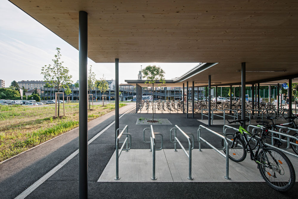 Überdachte Fahrradabstellanlage am Bahnhof Korneuburg