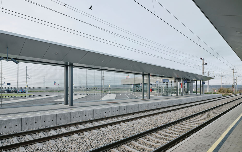 Überdachter Randbahnsteigs der ÖBB Haltestelle Parndorf